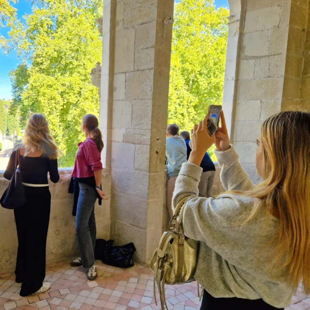 Cap sur la Vallée de la Loire pour nos élèves du programme FLE !

Après Étretat et Le Havre, cette deuxième étape les a conduits au cœur du patrimoine français, entre les châteaux d’Azay-le-Rideau, de Villandry et la découverte de la ville de Tours.

Au programme : architecture, histoire… mais aussi un atelier d’enluminure, l’occasion de s’initier à un savoir-faire ancestral et d’allier culture et créativité.

Une expérience immersive qui renforce leur apprentissage du français tout en célébrant la richesse artistique et historique de la France.