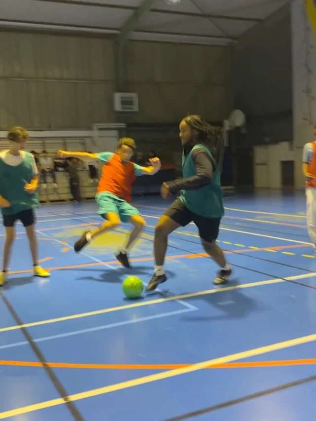 Une première soirée pleine d’énergie et d’émotions à l’École des Roches

De 20h à 22h, huit matchs se sont disputés dans une ambiance incroyable pour la première épreuve du Trophée Inter-Maisons, qui marquera toute l’année scolaire.
Chez les filles, la Maison de la Prairie s’impose aux penaltys face au Vallon 2 au terme d’une finale pleine de suspense, tandis que chez les garçons, Les Sablons 1 décrochent la victoire 2–0 face à Les Sablons 2 après un match intense et disputé jusqu’à la dernière minute.

Une belle ouverture de saison, placée sous le signe du fair-play, de la convivialité et de l’engagement solidaire au profit de l’association @elaofficielle
