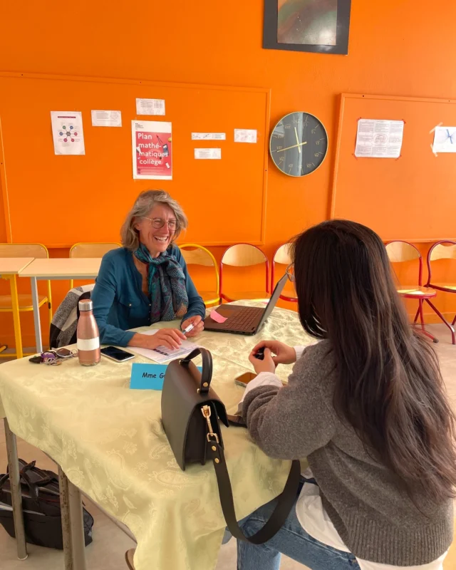 Un temps fort de la vie scolaire avant les congés de la Toussaint 

La semaine dernière, l’École des Roches a organisé ses réunions parents-professeurs du milieu du premier trimestre, en présentiel ou en visioconférence, afin de favoriser les échanges avec toutes les familles. Accueillis et accompagnés par les élèves eux-mêmes, les parents ont pu échanger avec les équipes dans une atmosphère chaleureuse et constructive.

Un rendez-vous placé sous le signe de la collaboration et de la bienveillance, au cœur de la réussite de chaque élève.