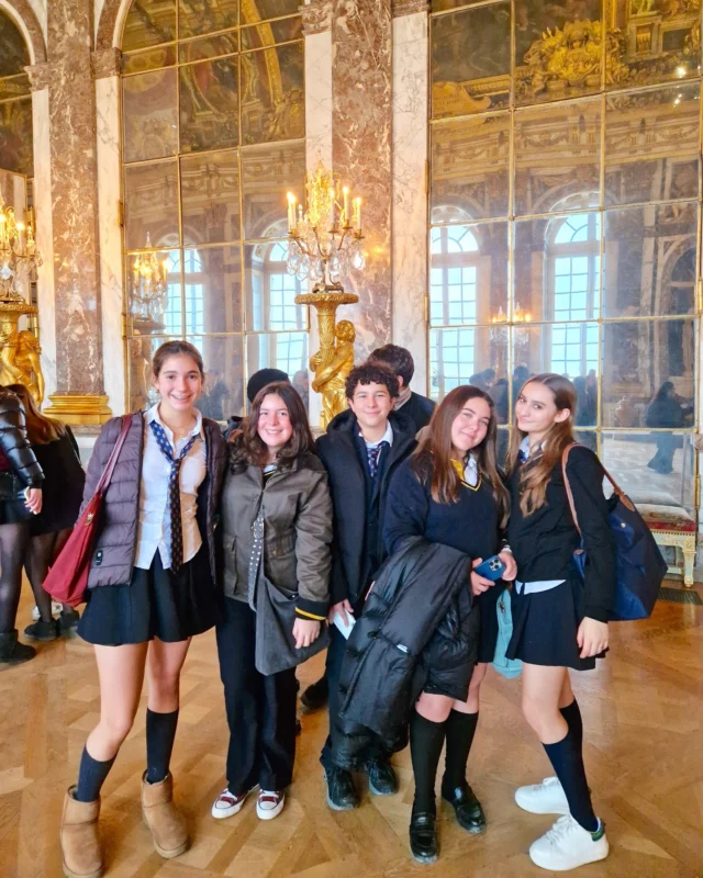 Pour leur dernière sortie de l’année avant les fêtes, les élèves du programme FLE ont pris la direction de Versailles pour une journée riche en découvertes. 

Entre la splendeur du Château, la Galerie des Glaces et les salles emblématiques du domaine, ils ont exploré l’un des lieux les plus symboliques du patrimoine français… tout en immortalisant l’instant avec quelques photos souvenirs. 

Une sortie mêlant apprentissage, patrimoine et partage, qui illustre pleinement l’esprit du programme Français Langue Étrangère : apprendre la langue en vivant des expériences culturelles fortes et mémorables.