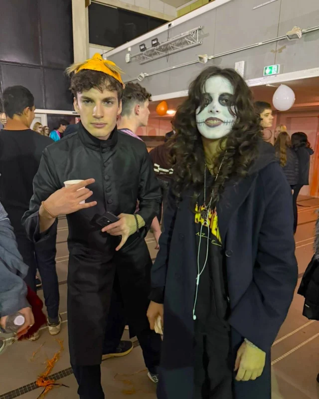 La semaine dernière, l’École des Roches a célébré Halloween dans une ambiance pleine de frissons et de bonne humeur 🎃

Entre costumes effrayants, décorations immersives et musique endiablée, élèves et éducateurs ont partagé une soirée aussi festive que créative.

Un moment de rires et de convivialité qui a rassemblé toute la communauté autour de l’esprit des Maisons… version terrifiante !