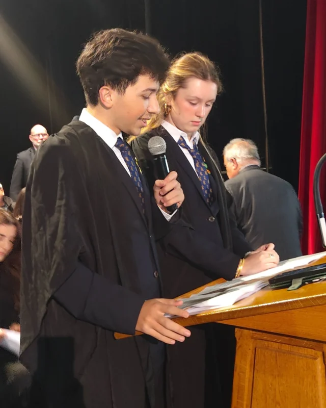 Le 11 novembre reste un rendez-vous important et fédérateur à l’École des Roches. 

Cette année encore, le Baptême de Promotion a rassemblé élèves, équipes éducatives et anciens Rocheux autour d’un moment de partage et de mémoire.  Lectures de lettres de soldats, hommage aux Rocheux dont l’histoire est liée à la Première Guerre mondiale et nomination des nouveaux capitaines de Maison ont rythmé cette cérémonie, pensée comme un temps de transmission et de cohésion. 

Cette édition a également été l’occasion d’accueillir Eva Bertaud, ancienne élève de la Maison Vallon (2017–2019), désormais marraine de la promotion 2025/2026. Une journée à la fois solennelle et chaleureuse, fidèle à l’esprit de l’École des Roches.