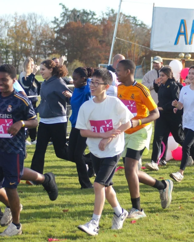 Dans le prolongement de la journée du 11 novembre, l’après-midi a donné lieu à une nouvelle édition du Day Fit, entièrement repensée cette année autour d’un format solidaire au profit de l’association @elaofficielle.

Élèves, parents et équipes de l’établissement ont participé ensemble à cette course revisitée, dont l’intégralité des bénéfices a été reversée pour soutenir la lutte contre les leucodystrophies.

Un bel élan collectif, mêlant énergie, engagement et esprit de communauté, pour une édition 2025 qui marque un tournant dans l’histoire du Day Fit à l’École des Roches.