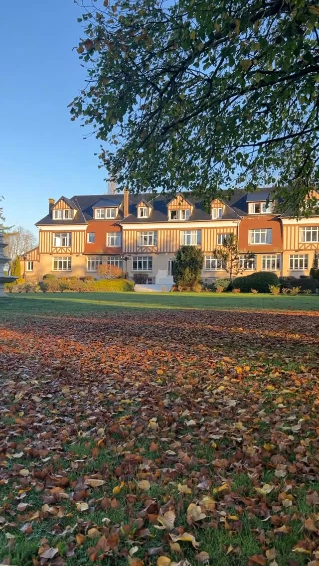 Hier, toute la vie du campus s’est donnée rendez-vous à la Maison de la Prairie pour le traditionnel shooting des photos de classe.

Entre clichés de groupe et portraits individuels, chaque élève a participé à cette grande photo annuelle qui donne le visage de la promotion 2025/2026.

Un moment attendu, rythmé et plein de bonnes énergies, qui perpétue une tradition incontournable… et crée les souvenirs que l’on aime revoir des années plus tard.