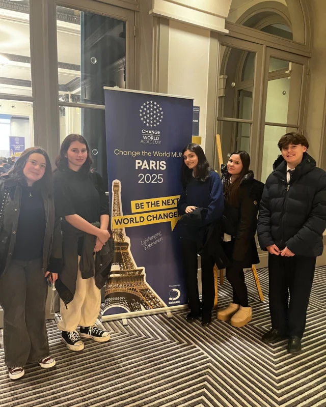 Le Debate Club, nouvelle activité lancée cette année à l’École des Roches, a vécu la semaine dernière sa toute première sortie lors de la conférence Change the World MUN – Paris.

Nos sept élèves ont pu assister à plusieurs séances, découvrir le fonctionnement des simulations onusiennes et échanger avec des participants venus du monde entier. Très investis et curieux, ils ont multiplié les questions et les interactions tout au long de la journée, faisant preuve d’une belle motivation.

Une expérience inspirante qui donne un excellent élan à cette nouvelle activité — et qui pourrait bien ouvrir la voie à d’autres conférences d’ici la fin de l’année scolaire.