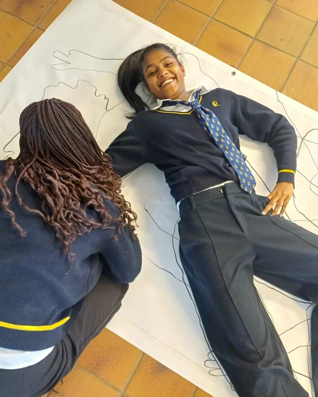 Tout commence par un tracé de silhouettes et des rires… mais la suite dévoile un projet artistique XXL !

6 mètres de longueur, 1,20 mètre de hauteur et près de 40 élèves, de la 6ᵉ à la Seconde, réunis autour d’une fresque collective intitulée « une FResQue HoRs NorMes ». À partir du contour de leurs corps, ils ont superposé les formes, exploré des motifs — notamment inspirés des tissus wax africains — et imaginé une composition abstraite vibrante et pleine de sens.

Une œuvre collaborative audacieuse et colorée, qui célèbre la diversité, la créativité et l’énergie de nos Rocheux.