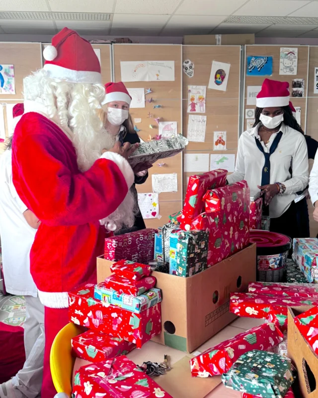 Les élèves de l’École des Roches se sont rendus à l’hôpital de Dreux quelques jours avant les vacances scolaires pour remettre les cadeaux collectés lors de la soirée Loto. 

Une belle rencontre avec les enfants hospitalisés, où nos élèves ont pu partager un moment d’échange, de sourire et de générosité. 

Cette initiative solidaire, portée par la communauté Rocheuse, illustre l’importance que nous accordons à l’engagement, à l’empathie et à l’ouverture aux autres.