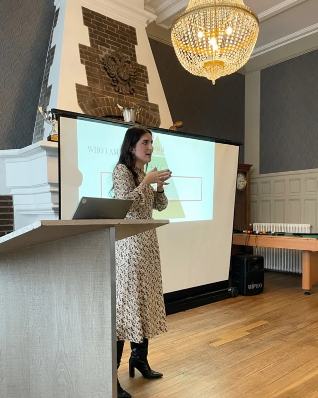 Eva Bertaud, marraine de la Promotion 2025, est revenue à l’École des Roches pour rencontrer les élèves et partager son parcours. 

Ancienne élève du Vallon, elle est revenue sur ses années aux Roches, sa vie après l’école et les étapes qui ont façonné son chemin professionnel. À travers un échange sincère et accessible, Eva a évoqué les choix, les opportunités et les défis qui ont jalonné son parcours, offrant aux élèves un témoignage inspirant et concret. 

Un moment privilégié de transmission et de dialogue, qui illustre la force du lien entre l’École des Roches et ses anciens élèves.