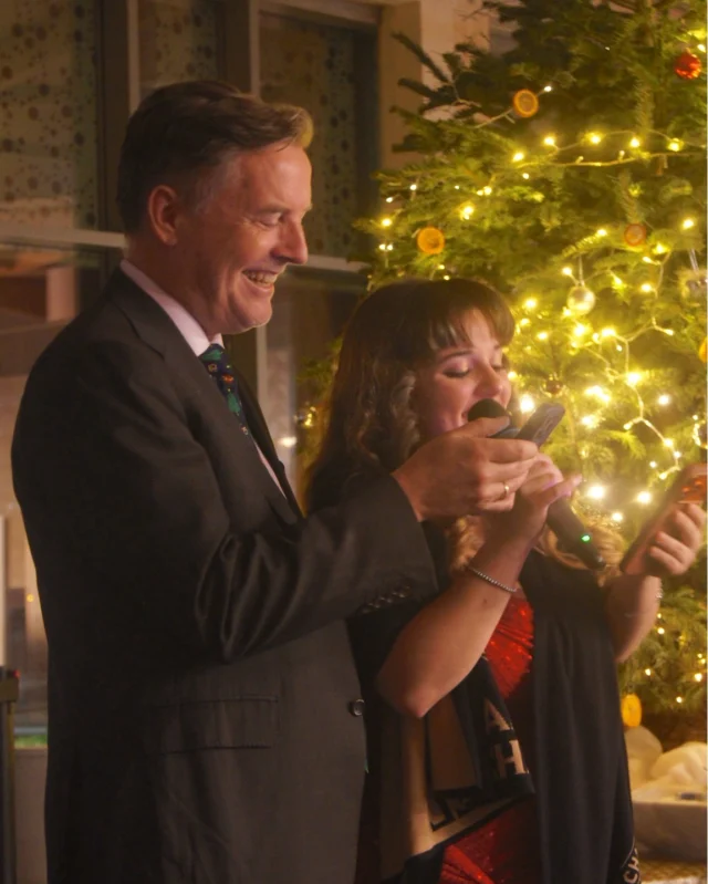 À l’approche des vacances, le campus s’est illuminé pour la traditionnelle soirée de Noël, un moment attendu qui réunit les élèves une dernière fois avant de se séparer pour les fêtes. 

Entre musique, décorations et ambiance chaleureuse, chacun a profité de cette parenthèse festive pour célébrer la fin du trimestre, partager un dernier soir ensemble et savourer l’esprit de communauté qui fait l’École des Roches. 

Une belle soirée pour clôturer l’année en douceur avant que chacun ne prenne la route vers de nouveaux horizons pour les fêtes.