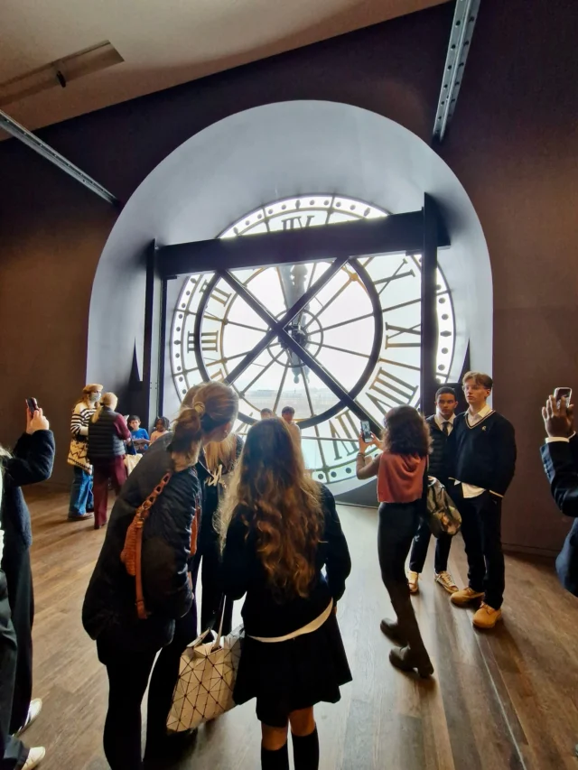 Pour leur première sortie culturelle de l’année, les élèves internationaux du programme FLE ont découvert le Musée d’Orsay. 

Une immersion au cœur de l’art français et européen, à la rencontre d’œuvres majeures qui font rayonner la culture française à travers le monde. 
Cette visite inaugure une nouvelle année de découvertes culturelles, où l’apprentissage du français se vit aussi hors de la classe, au contact direct du patrimoine et de l’histoire. 

Une première étape inspirante pour explorer la France autrement.