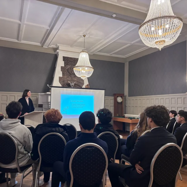 Plongée au cœur des codes de l’excellence lors de la conférence animée par Hélèna Becaud à École des Roches. 

À travers son parcours et son expérience en hôtellerie haut de gamme, elle a sensibilisé les élèves à l’art de recevoir, à l’importance du détail et à la posture professionnelle attendue dans des environnements internationaux exigeants. 

Une rencontre inspirante, offrant aux élèves des clés concrètes pour mieux appréhender les métiers de l’accueil et de l’excellence.