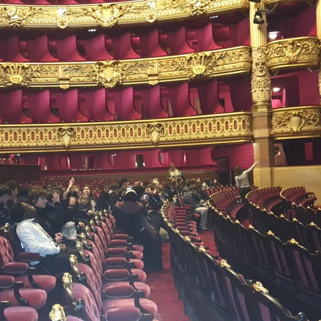 Après une première sortie au Muséum national d'Histoire naturelle fin janvier, les élèves du programme FLE ont poursuivi leur découverte culturelle avec la visite de l’Opéra Garnier. 

Ils ont exploré les espaces emblématiques de ce monument parisien — le grand escalier, les foyers, la salle de spectacle — tout en découvrant son histoire, son architecture et le vocabulaire lié au monde de l’opéra et du spectacle vivant. 

Une nouvelle étape dans une approche progressive et immersive, mêlant apprentissage du français, références culturelles et découverte du patrimoine.