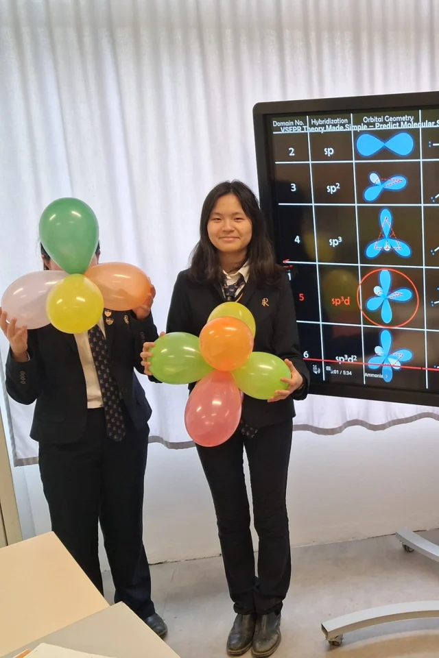 La chimie en 3D à l’École des Roches. 
Apprendre en manipulant, comprendre en expérimentant. 

Lors de cette activité, nos élèves de D1 ont donné vie aux schémas de Lewis en les transformant en modèles tridimensionnels.

À l’aide de ballons représentant les paires d’électrons, ils ont exploré la théorie VSEPR pour mieux comprendre comment les molécules s’organisent dans l’espace. Une approche concrète, visuelle et ludique qui rend la géométrie moléculaire plus intuitive, et plus colorée !

À l’École des Roches, l’enseignement scientifique va au-delà de la théorie : il développe la curiosité, la compréhension et l’autonomie des élèves, grâce à des méthodes pédagogiques actives et innovantes.