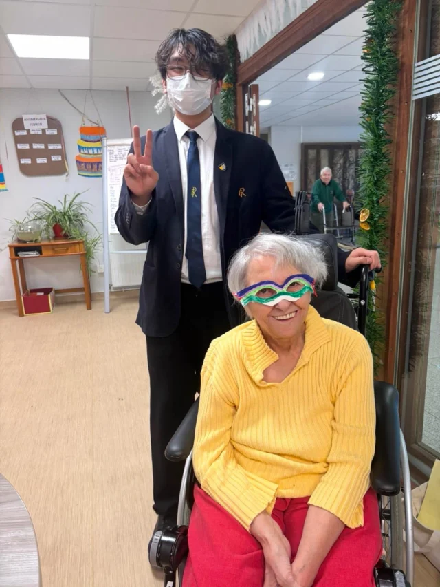 En février dernier, à l’occasion de la Chandeleur, nos élèves ont partagé un moment festif avec leurs aînés de la maison de retraite de Verneuil-sur-Avre.

Crêpes, rires et échanges sincères ont rythmé cette belle rencontre intergénérationnelle, au fil de laquelle se sont tissés de véritables liens de complicité et de partage.

Un temps précieux, placé sous le signe de la générosité, de la transmission et de l’engagement.