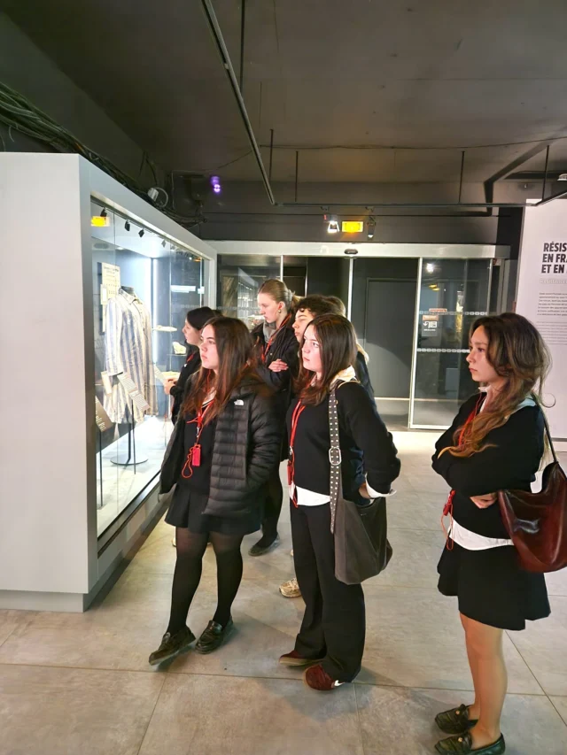 Après leur visite de l’Opéra Garnier, les élèves du programme FLE ont poursuivi leur parcours culturel avec un déplacement en Normandie, au Mémorial de Caen, pour une immersion au cœur de l’histoire contemporaine.

Cette sortie, différente des visites plus artistiques habituellement proposées, leur a permis d’explorer l’histoire de la Seconde Guerre mondiale — une période intimement liée à celle de l’École des Roches, marquée par l’exil et la résilience.

Une étape marquante dans leur apprentissage, mêlant progression en français, repères historiques et réflexion sur les enjeux du monde contemporain.