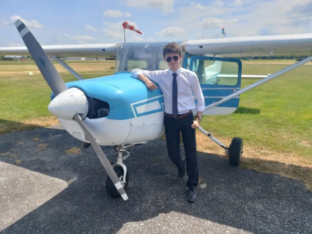 Prendre de la hauteur, au sens propre comme au figuré.

À l’École des Roches, l’aviation offre aux élèves une expérience rare, mêlant maîtrise technique, précision et découverte du monde aéronautique. De l’apprentissage des fondamentaux du vol aux ateliers pratiques, ils s’initient à un univers exigeant qui demande concentration, discipline et engagement.

Au-delà des compétences techniques, cette activité développe rigueur, autonomie et confiance en soi, dans un cadre immersif qui pousse chacun à sortir de sa zone de confort. Une manière ambitieuse et stimulante d’élargir ses horizons.